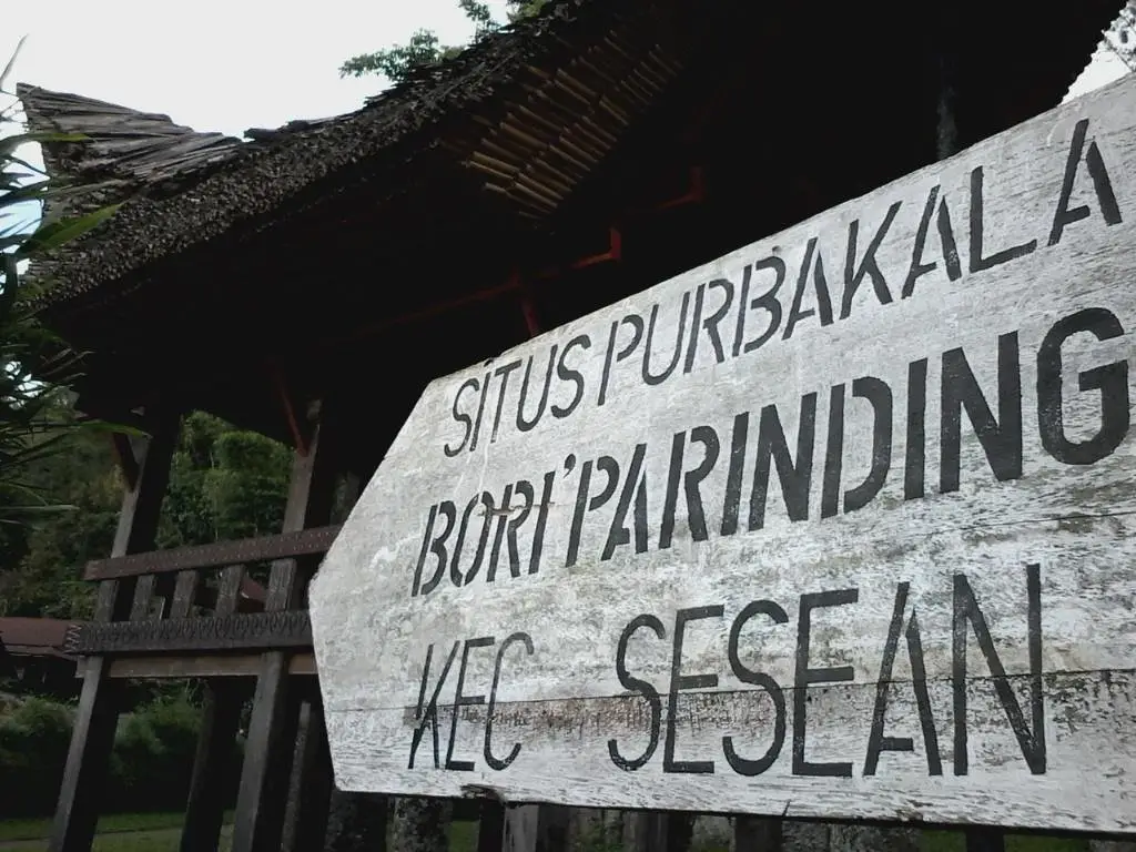 Site sign reading Situs Purbakala Bori' Parinding, Kecamatan Sesean