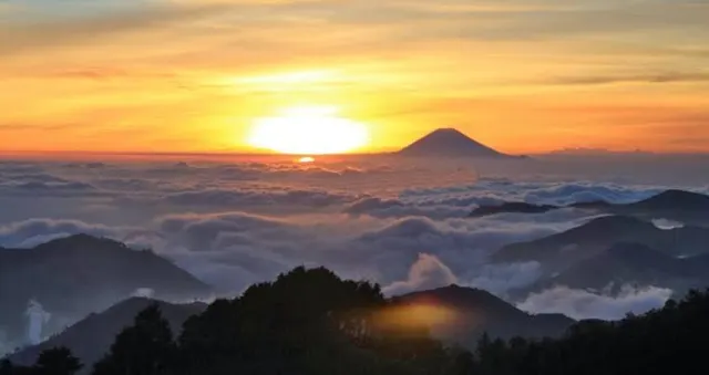 Sunrise above a sea of cloud at Lolai, a peak breaking through