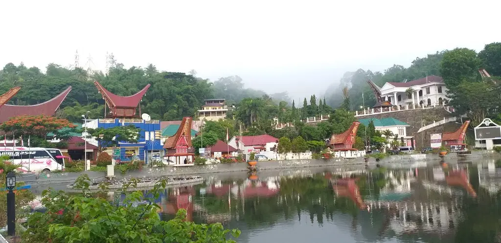 Makale town around its lake, tongkonan roofs reflected in the water