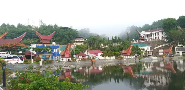 Makale town around its lake, tongkonan roofs reflected in the water