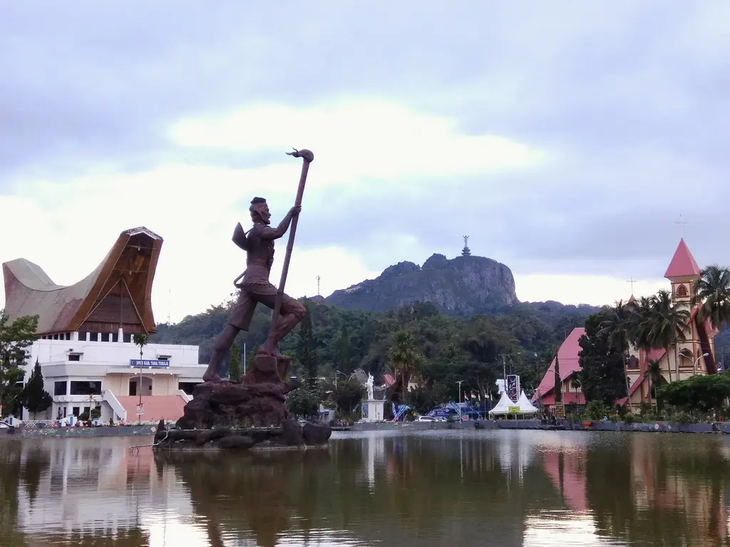 The Lakipadada statue beside the lake at Makale, hills behind